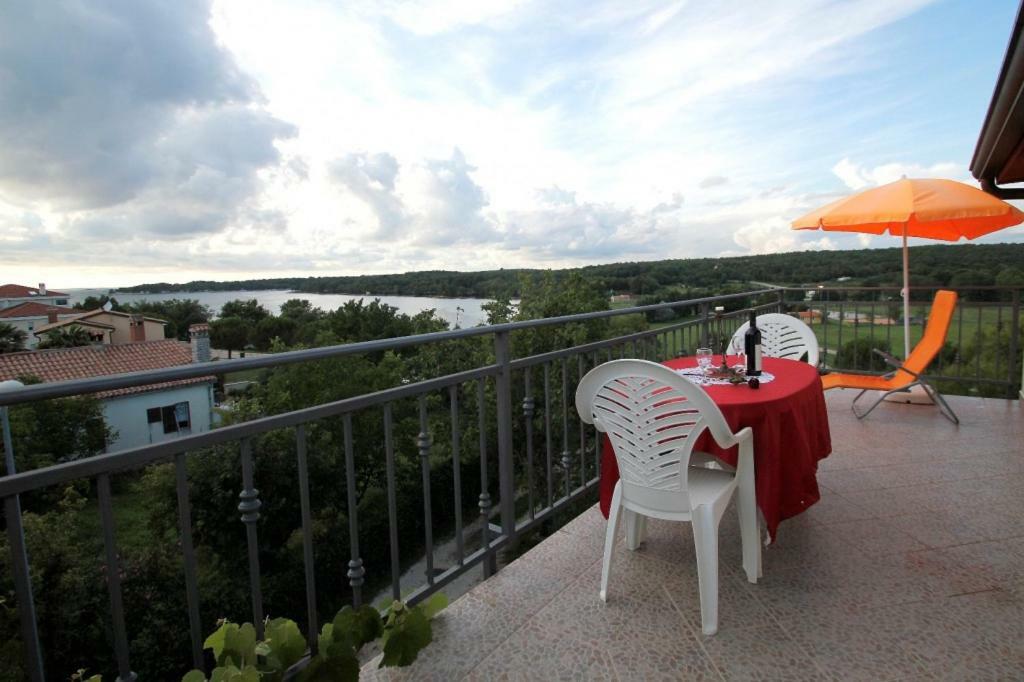 Apartment In Funtana With Seaview, Balcony, Air Condition, Wifi Bagian luar foto