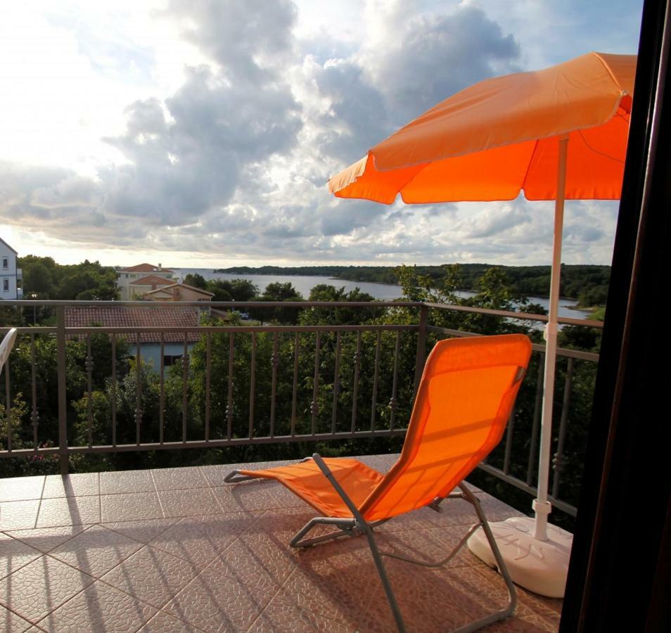 Apartment In Funtana With Seaview, Balcony, Air Condition, Wifi Bagian luar foto
